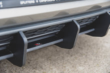 Laden Sie das Bild in den Galerie-Viewer, Maxton Design Robuste Racing Heckschürze passend für V.2 VW Golf 7 GTI