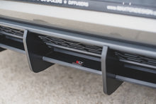 Laden Sie das Bild in den Galerie-Viewer, Maxton Design Robuste Racing Heckschürze passend für V.1 VW Golf 7 GTI